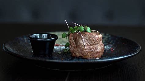 Egy tányéron pihentetett steak