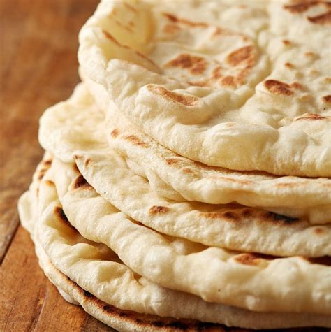 pita kenyér sütése serpenyőben