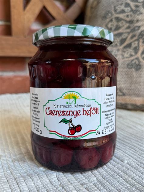Penészes befőtt üvegben