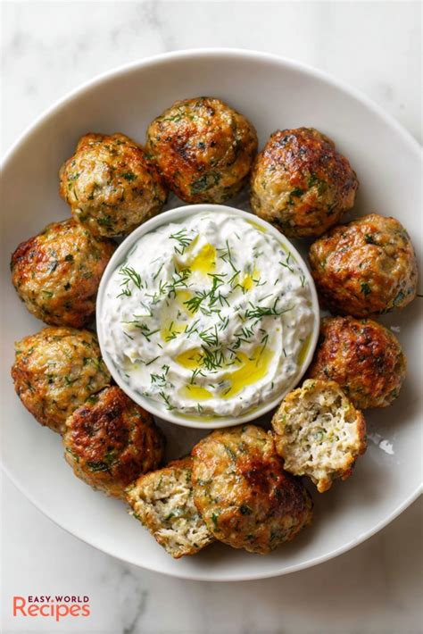 Görög Keftedes egy tálon, mellé tzatziki és lepénykenyér