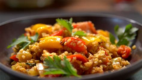 Egy edényben lévő bulgur, fedővel lefedve