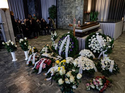 Sírhelyek díszítése virágokkal és koszorúkkal