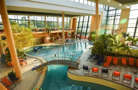 Wellness szálloda belső medencéje