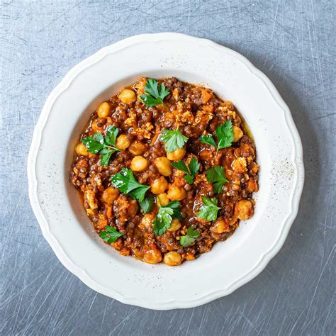 Tofu ragu kölessel tálalva