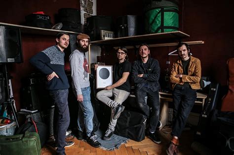 A Qualitons zenekar a KEXP stúdiójában