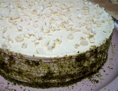 egy elegáns, fakéreg mintázatú torta közelképe, amelyen jól látszanak a rács által hagyott részletek
