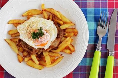 Holstein szelet tükörtojással és sült krumplival