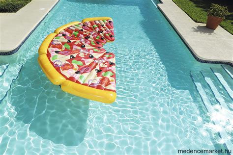 több összekapcsolt pizza matrac a vízen