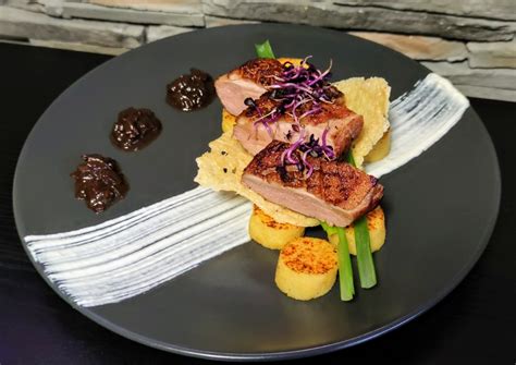 Tálalás előtt pihenő szeletelt kacsamell