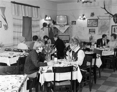 Hangulatos étterem belső tere, vendégekkel