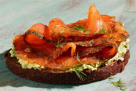 Gravlax tálalása rozskenyéren