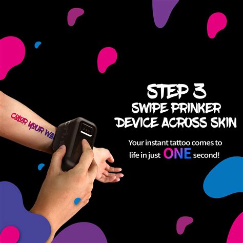 pár színes ideiglenes tetoválást visel