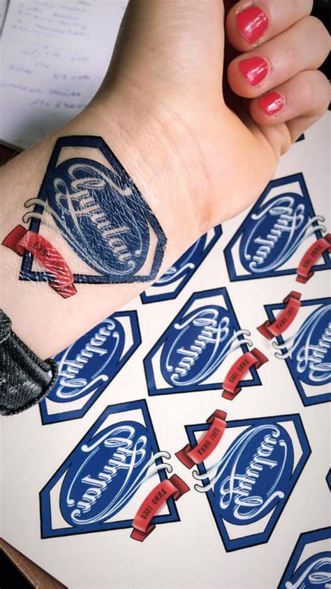 egy nő egyedi lemosható tetoválást tervez a számítógépén