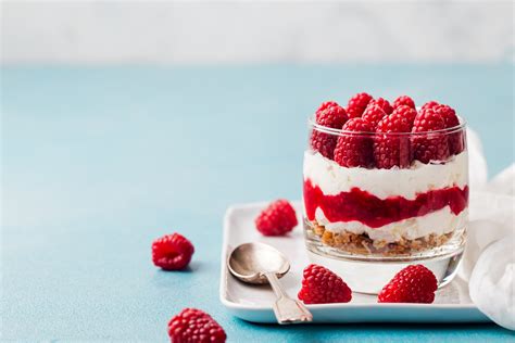 Málnás sajttorta tálalva