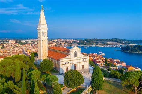 Rovinj panorámája a Szent Eufémia templommal