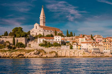 Rovinj óvárosának macskaköves utcái