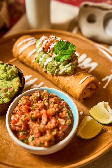 Fajitas tálalva, tortillával és salsával
