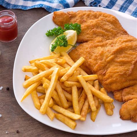 Csirkemell burger tálalva, sült krumplival