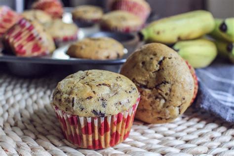 Vegán banános muffinok tálban