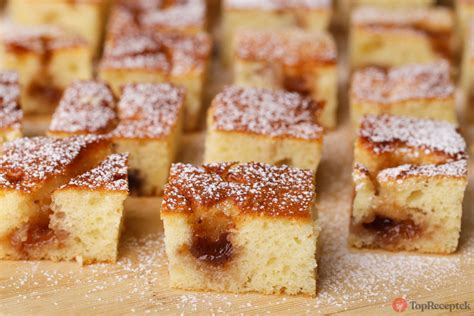 Különböző feltétekkel díszített kefires sütemény