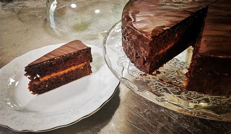 Sacher-torta szelet, csokoládébevonattal és baracklekvárral