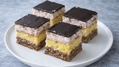 Diótorta szelet tejszínnel és dióval
