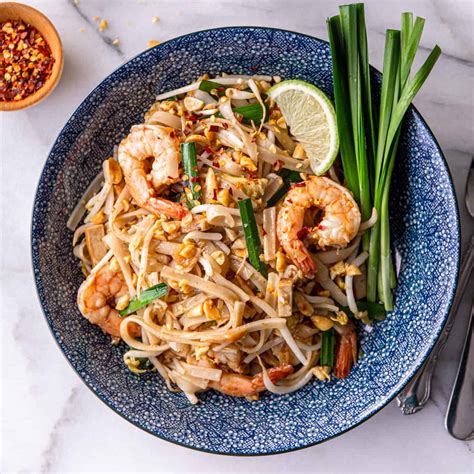 Pad Thai tányér egy fél lime-mal és korianderrel