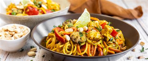 Pad Thai vegetáriánus változatban, tofuval és zöldségekkel