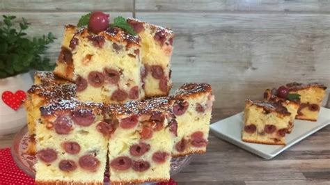 Szeletelt kakaós meggyes sütemény vaníliakrémmel és kókuszdíszítéssel