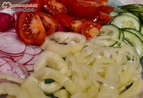 Paradicsom és uborka szeletelve