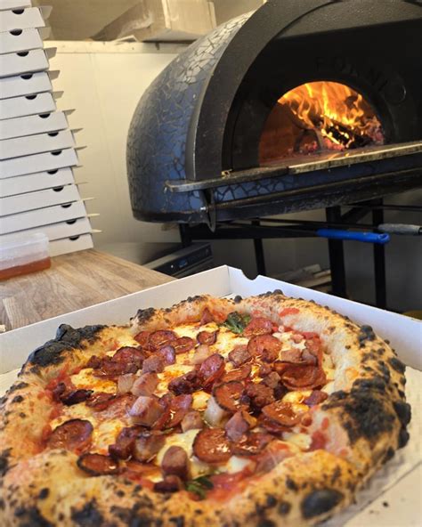 telefonáló ember pizza rendeléssel