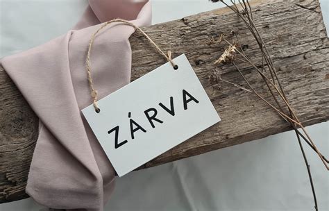 Zárva tábla egy étterem ajtaján
