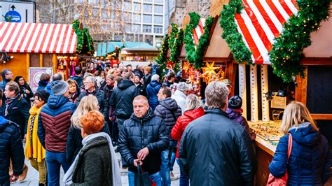 Emberek sétálnak az ünnepi fényekkel megvilágított hamburgi utcán