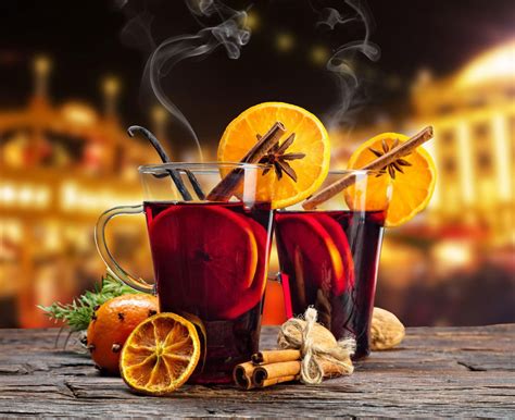 Forralt bor (Glühwein) egy karácsonyi vásárban