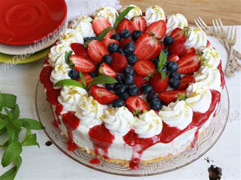friss gyümölcsökkel díszített joghurtos torta szelet