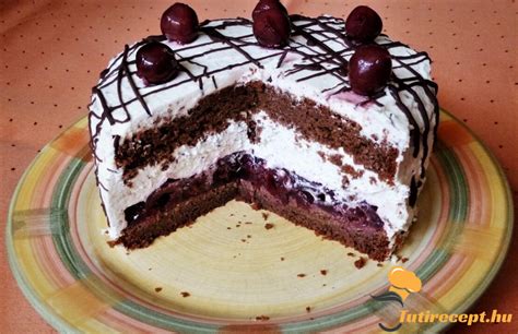 mascarpone krémmel díszített torta