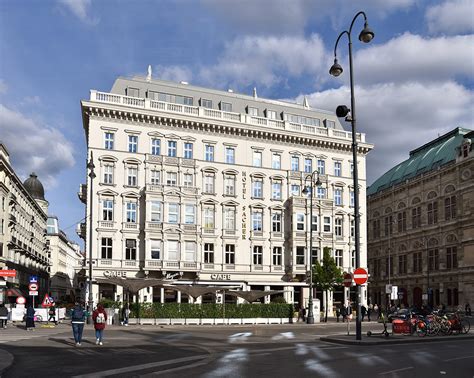A bécsi Hotel Sacher épülete a 19. század végén