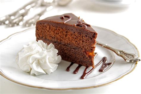 A Sacher-torta egy szelete és egy kávécsésze