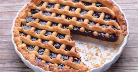 Egy szelet linzertorta gyümölcslekvárral és tésztarácsozattal