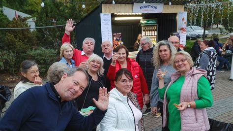 Egy pohár desszertbor és egy szelet linzertorta