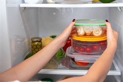 hűtőben tárolt lekváros üvegek