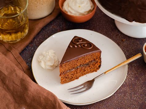 Sacher torta elkészítési fázisai
