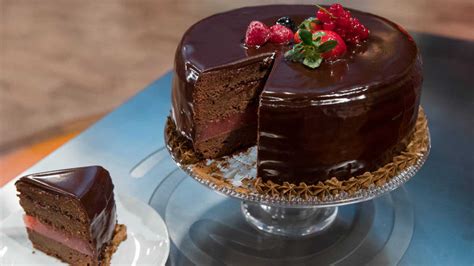 Frissen elkészült Sacher torta szeletelve