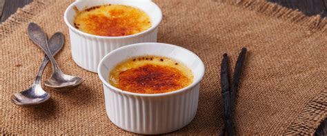 Katalán krém tálkákban, karamellizált cukorral