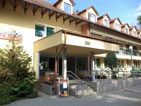 A Touring Hotel Berekfürdő bejárata és az átjáró a gyógyfürdőbe