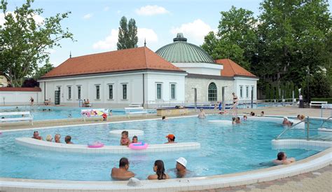A berekfürdői gyógyfürdő medencéi