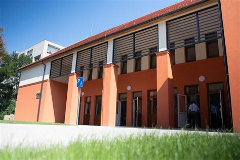 Az Új Iskola épülete és diákjai