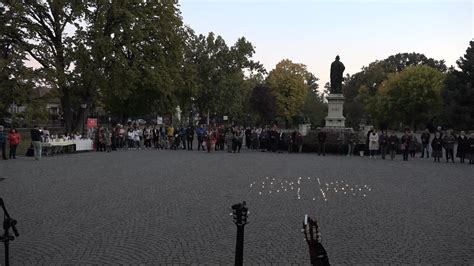 Sajtos Szűcs László emlékére állított szimbolikus kép a szegedi éjszakai élet hangulatáról