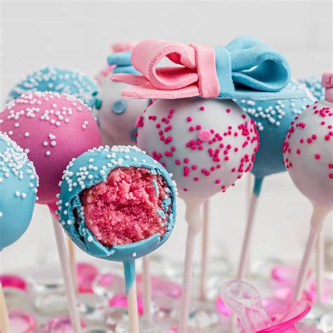 Különböző formájú répatorták: muffin, tekercs, cake pops