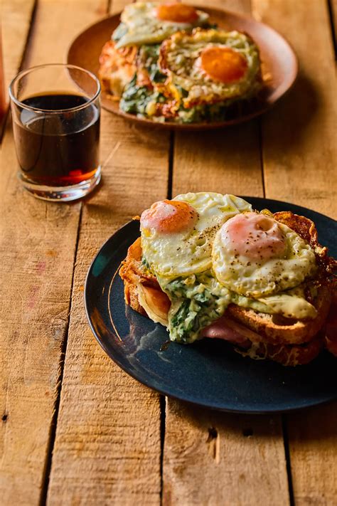 Többszintes melegszendvics baconnel és tükörtojással